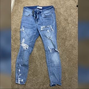 SUPER CUTE ripped ankle jeans